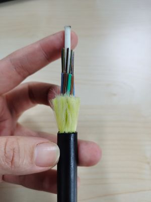 Singolo rivestimento sopraelevato tutta la portata autosufficiente dielettrica 200m di ADSS 12 24 cavi ottici di Fibra dei 48 centri